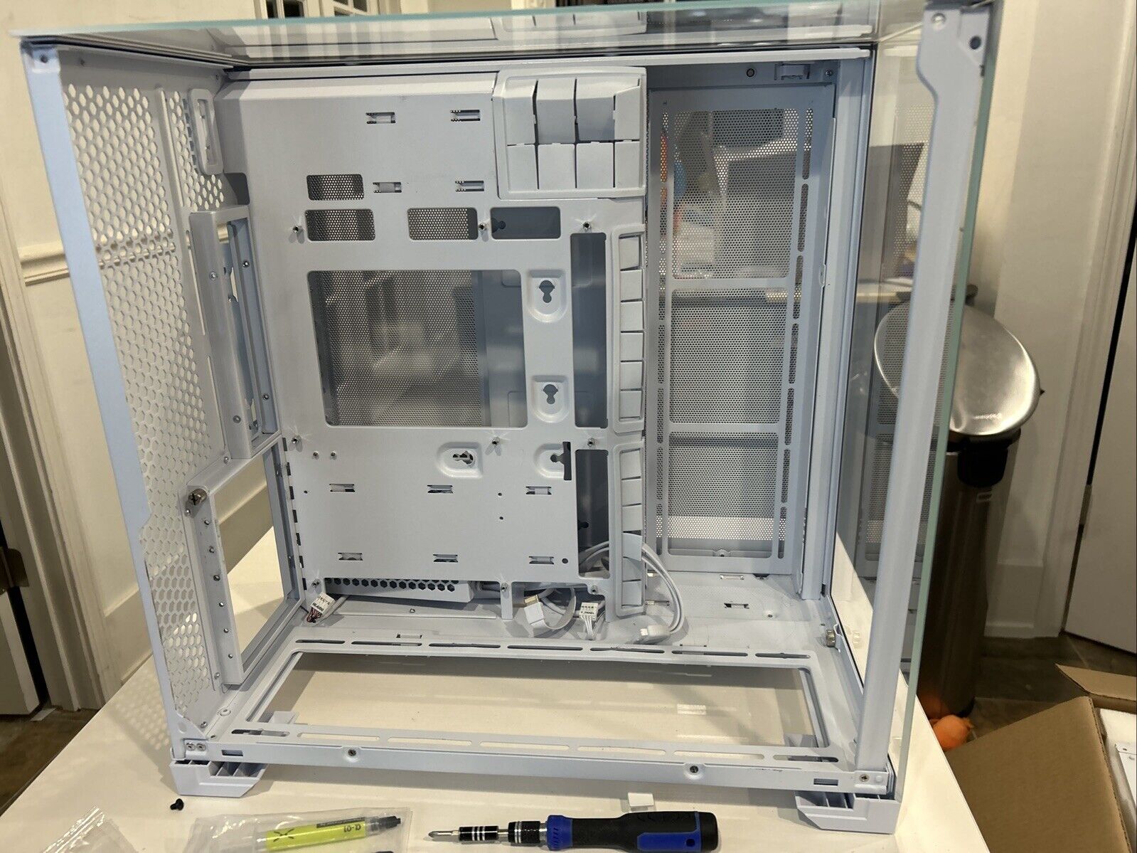 Lian Li O11Vision Compact O11VPW White Steel Tempered Glass ATX Mid Tower Case. Available Now for $90.00